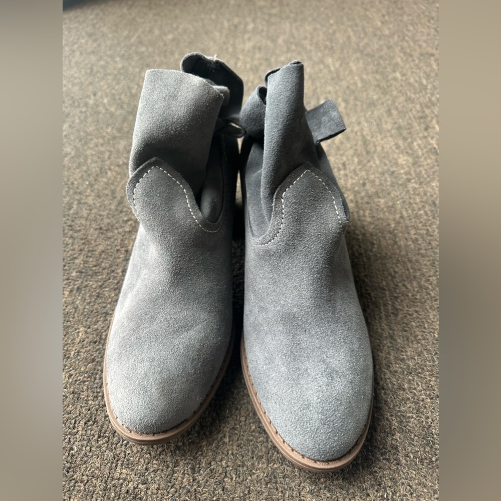 Carlos Santana grey faux suede  ankle booty size 9 new